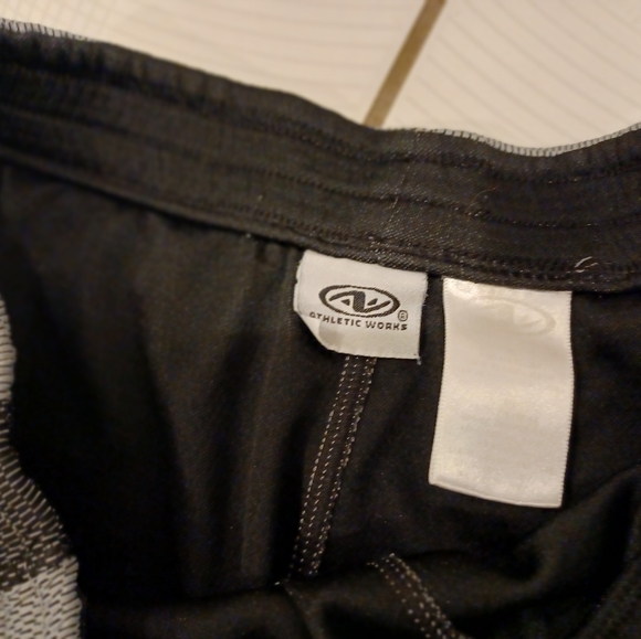 4/$40 Men's Gray Athletic Shorts - Size XL - Picture 5 of 5